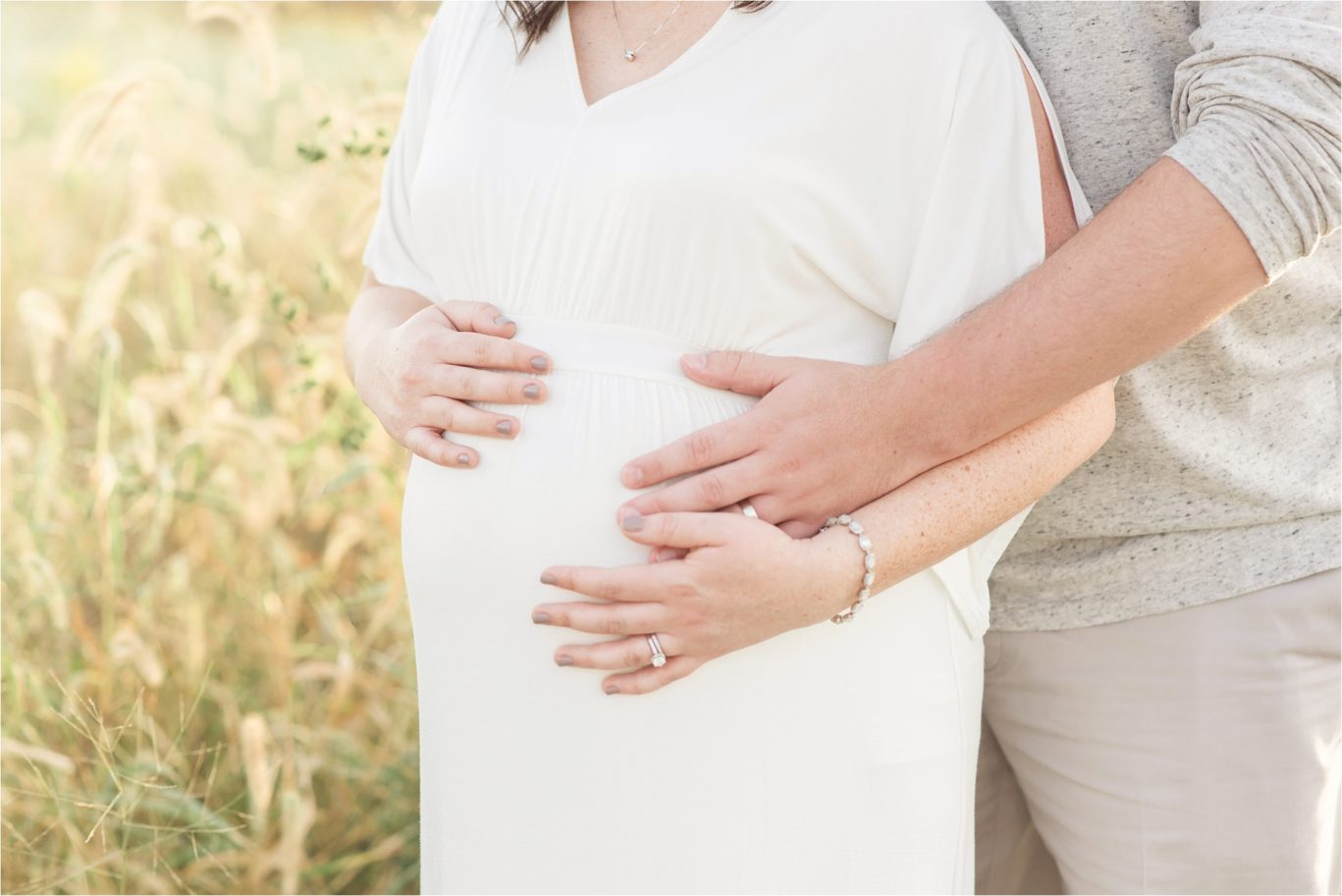 outdoor maternity session in indianapolis at sunset with natural light by lindsay konopa photography