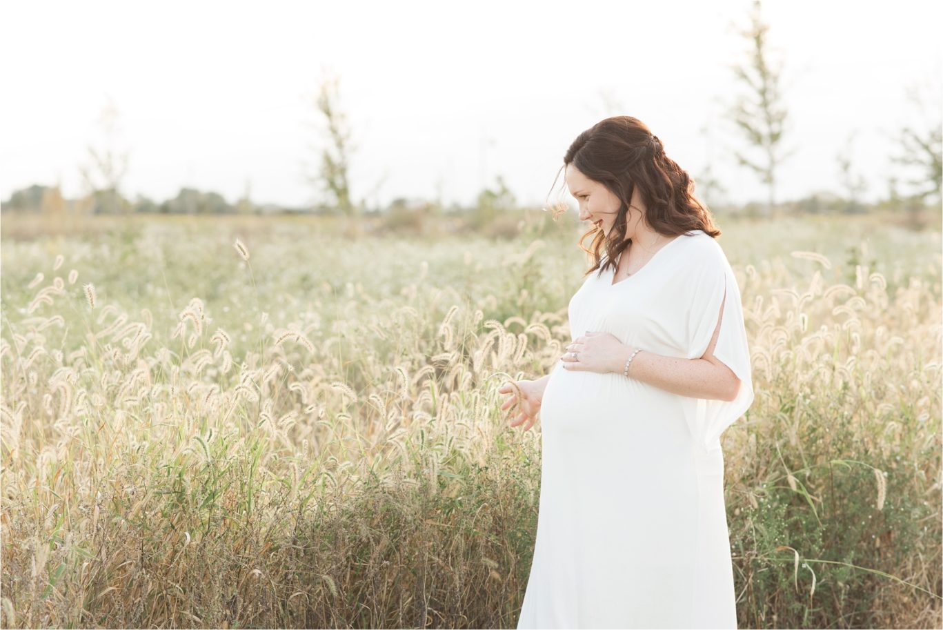 outdoor maternity session in indianapolis at sunset with natural light by lindsay konopa photography