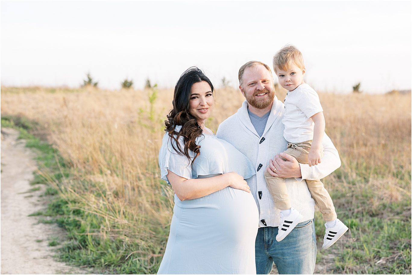 Outdoor maternity session in Fishers with Indianapolis maternity photographer, Lindsay Konopa Photography.