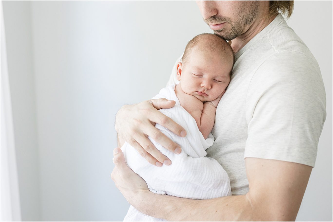 Dad holding son | Lindsay Konopa Photography