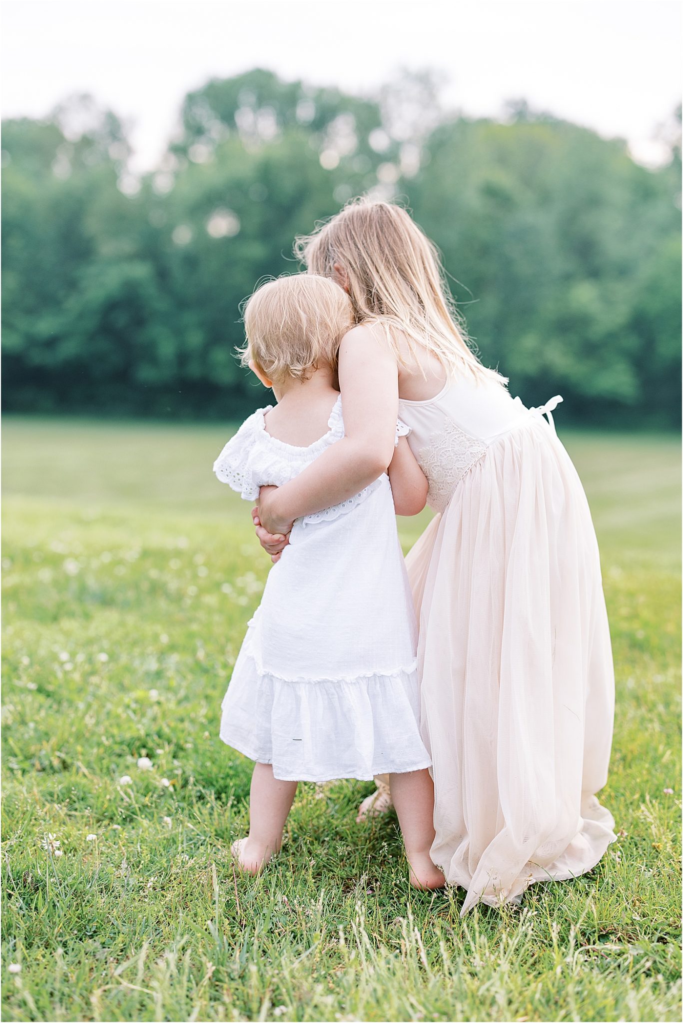 Sisters hugging | Lindsay Konopa Photography