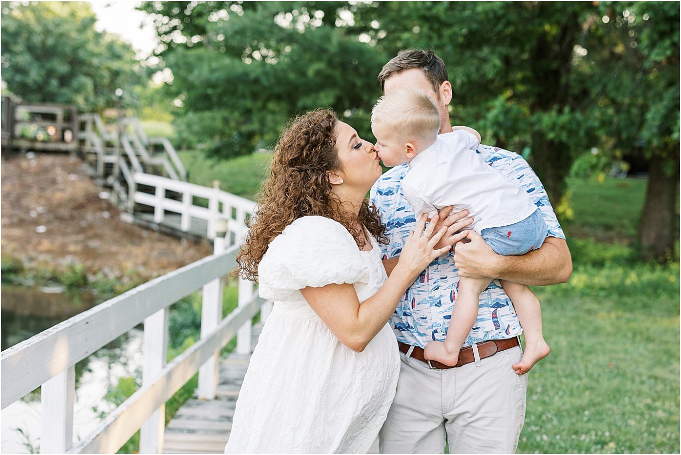 Toddler giving Mom a kiss during maternity photoshoot with Lindsay Konopa Photography.