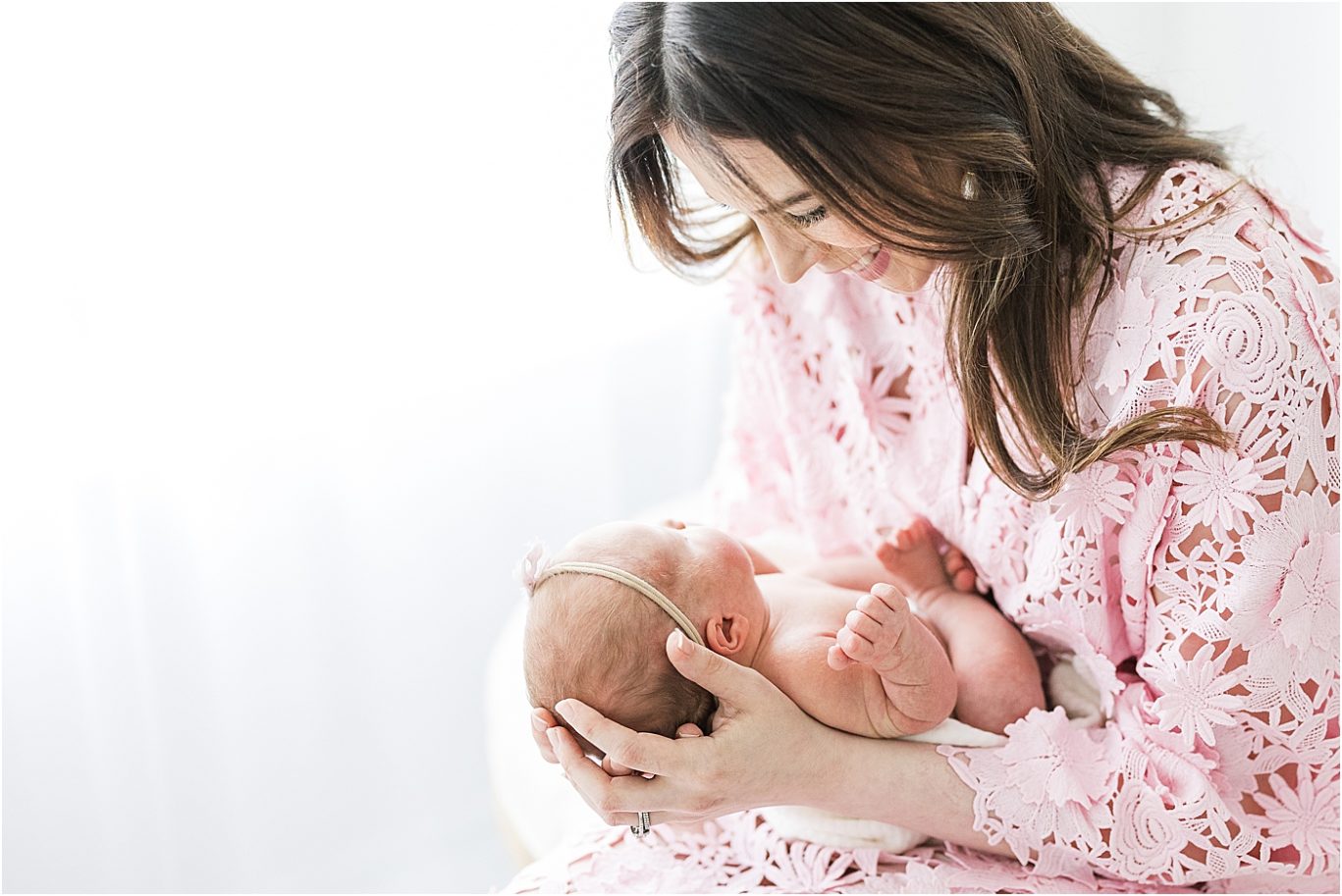 Mom with newborn daughter | Lindsay Konopa Photography