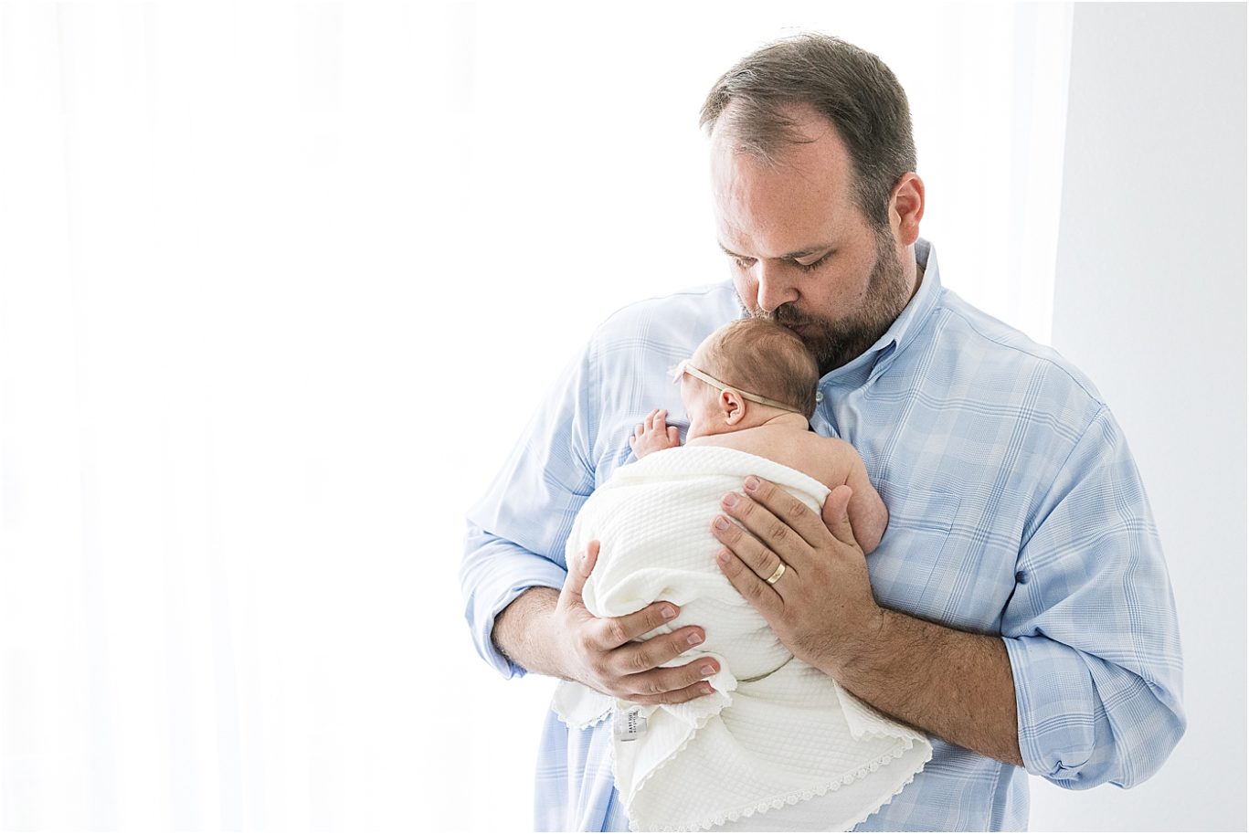 Dad holding his baby girl | Lindsay Konopa Photography