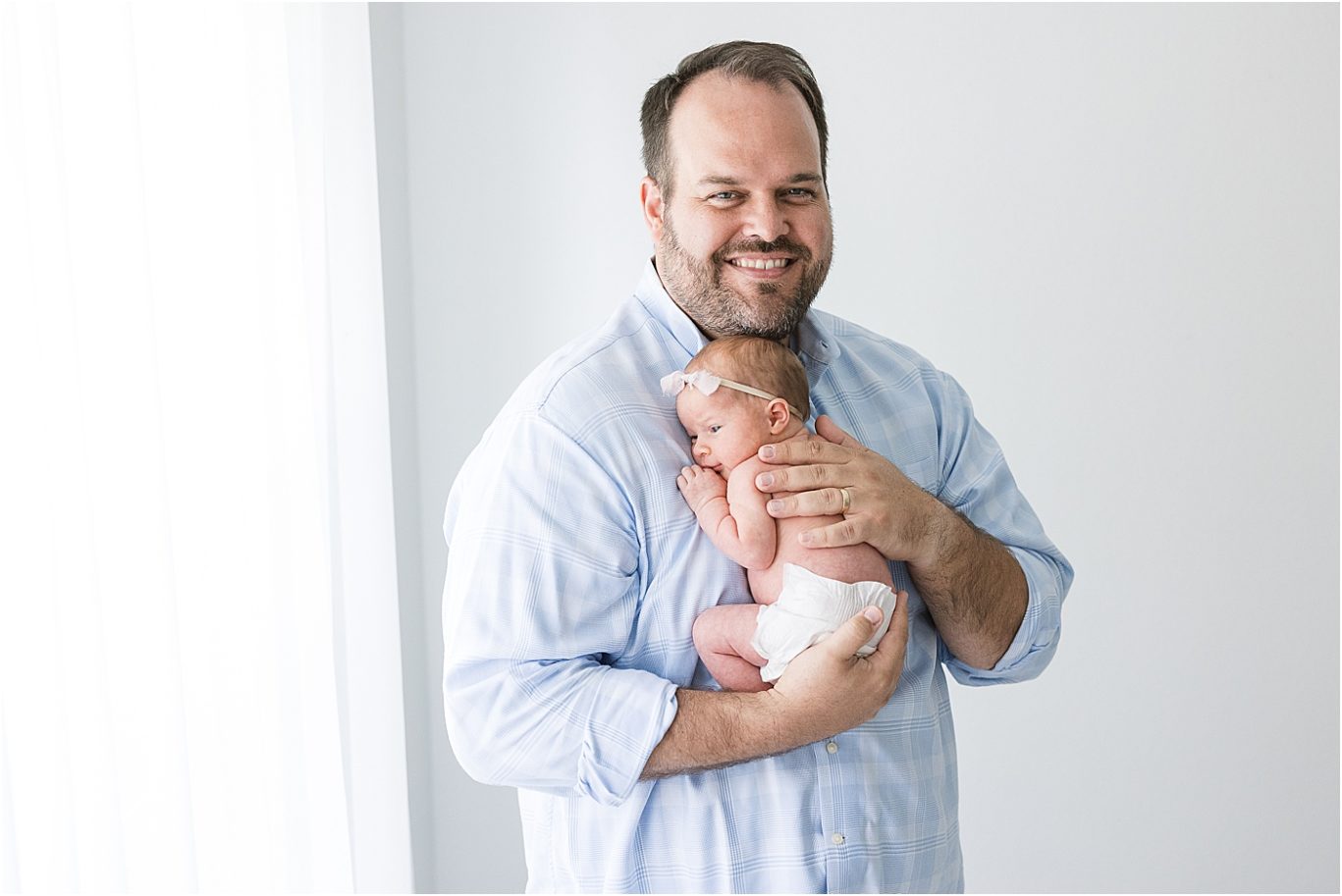 Dad holding his baby girl | Lindsay Konopa Photography