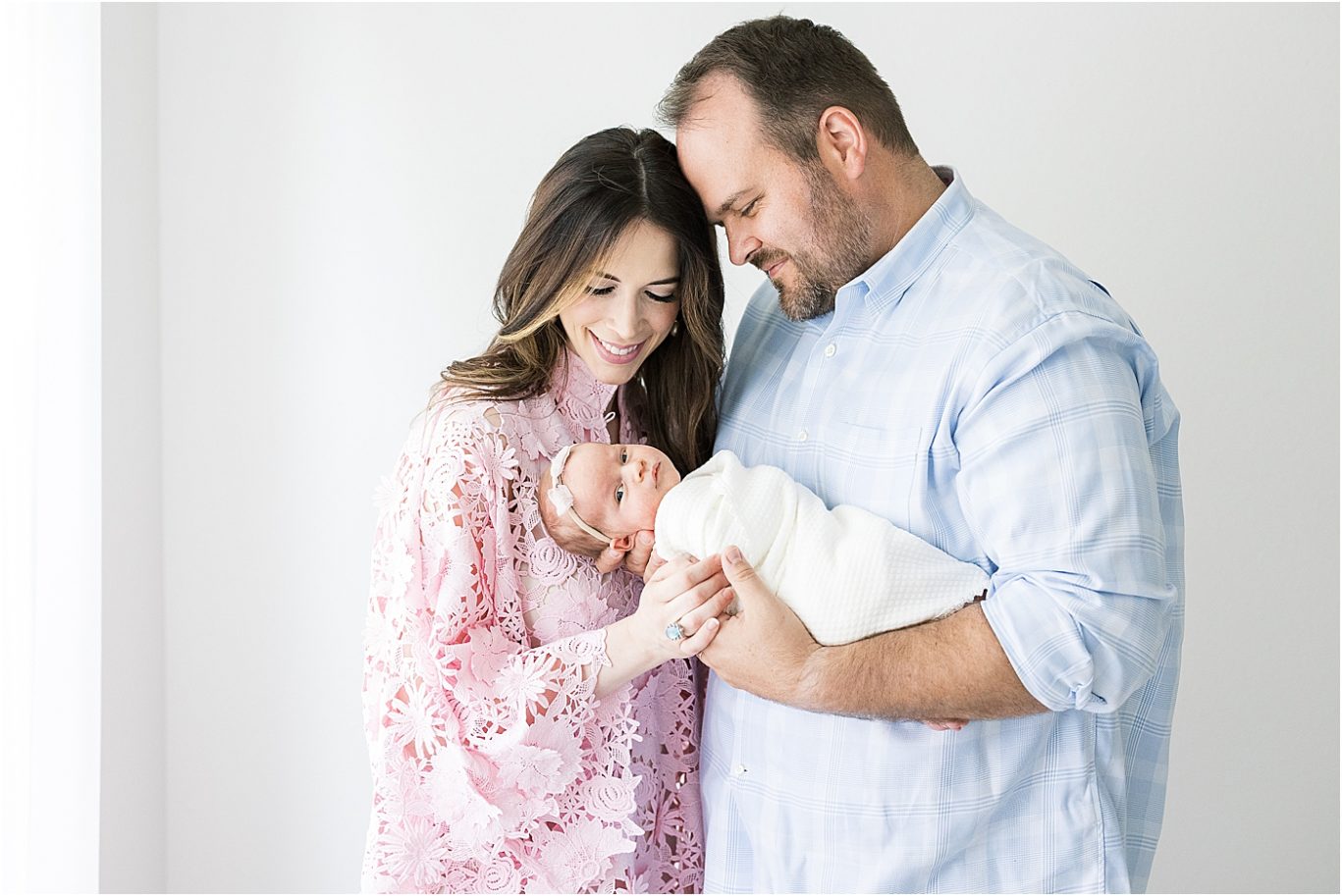 Mom and Dad with baby girl | Lindsay Konopa Photography