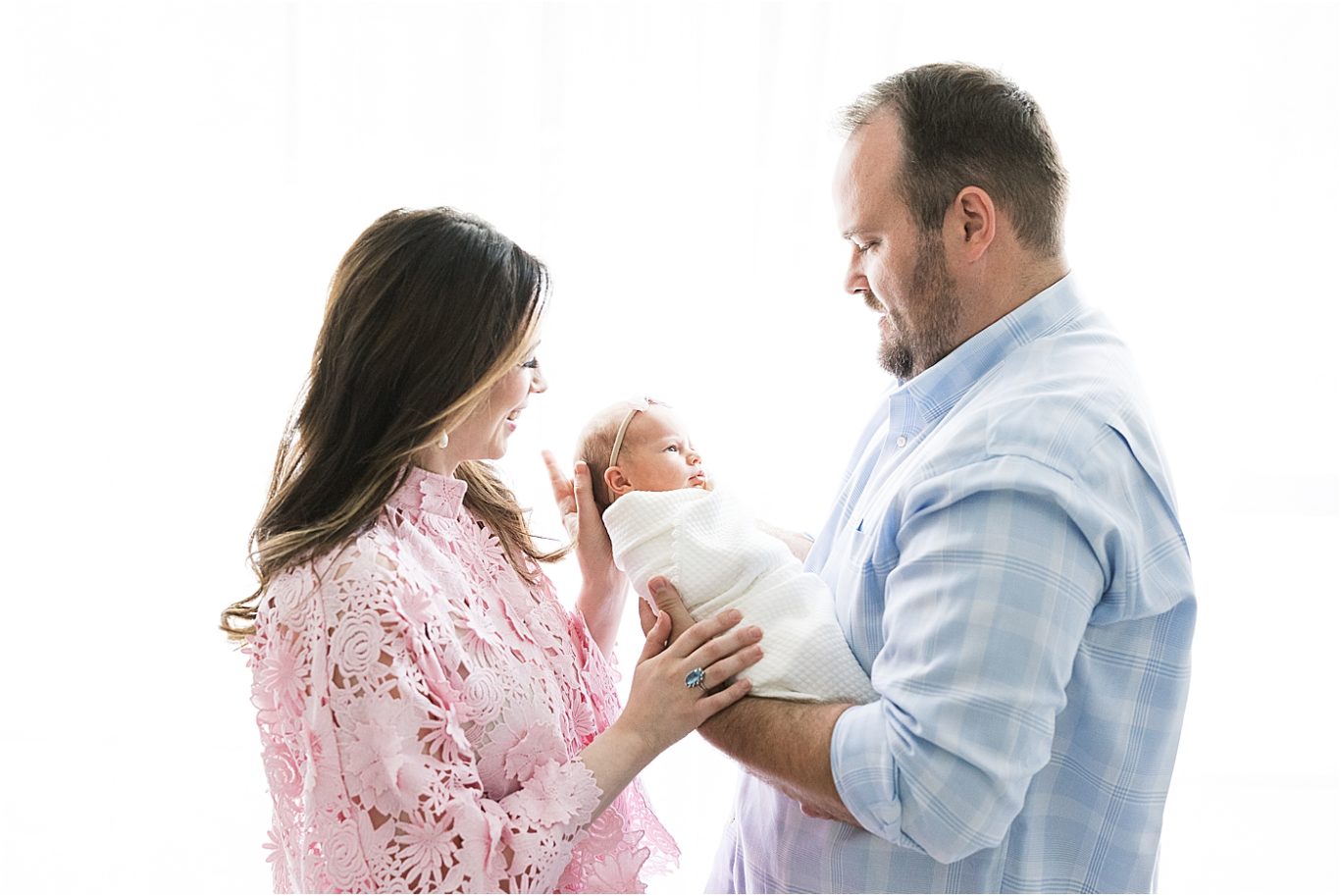 Mom and Dad with baby girl | Lindsay Konopa Photography