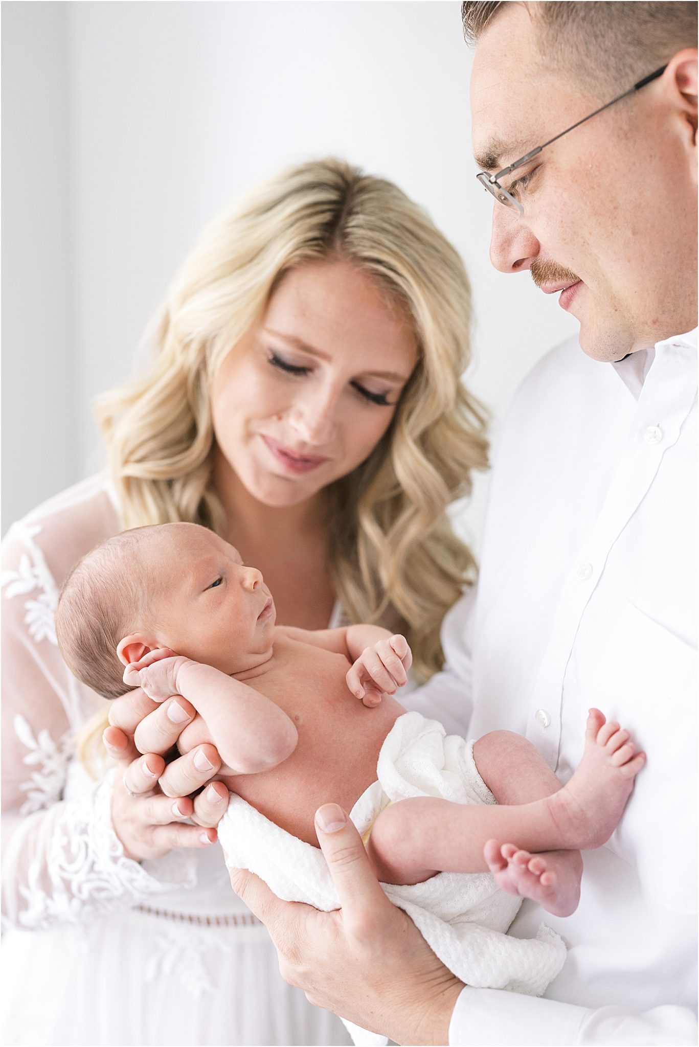 Newborn session with new parents and baby boy. Light and airy photos by Lindsay Konopa Photography.