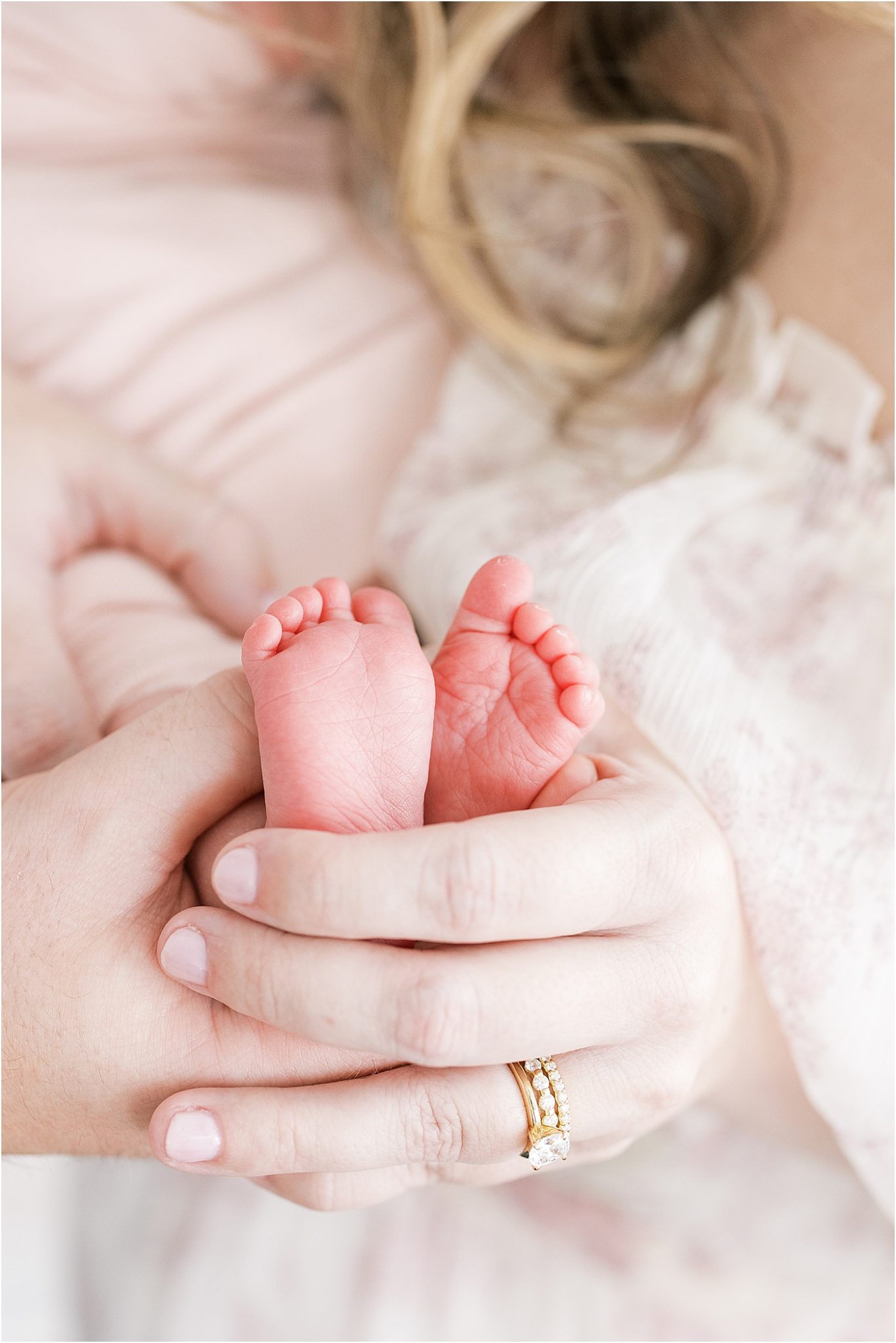 Newborn baby feet | Lindsay Konopa Photography