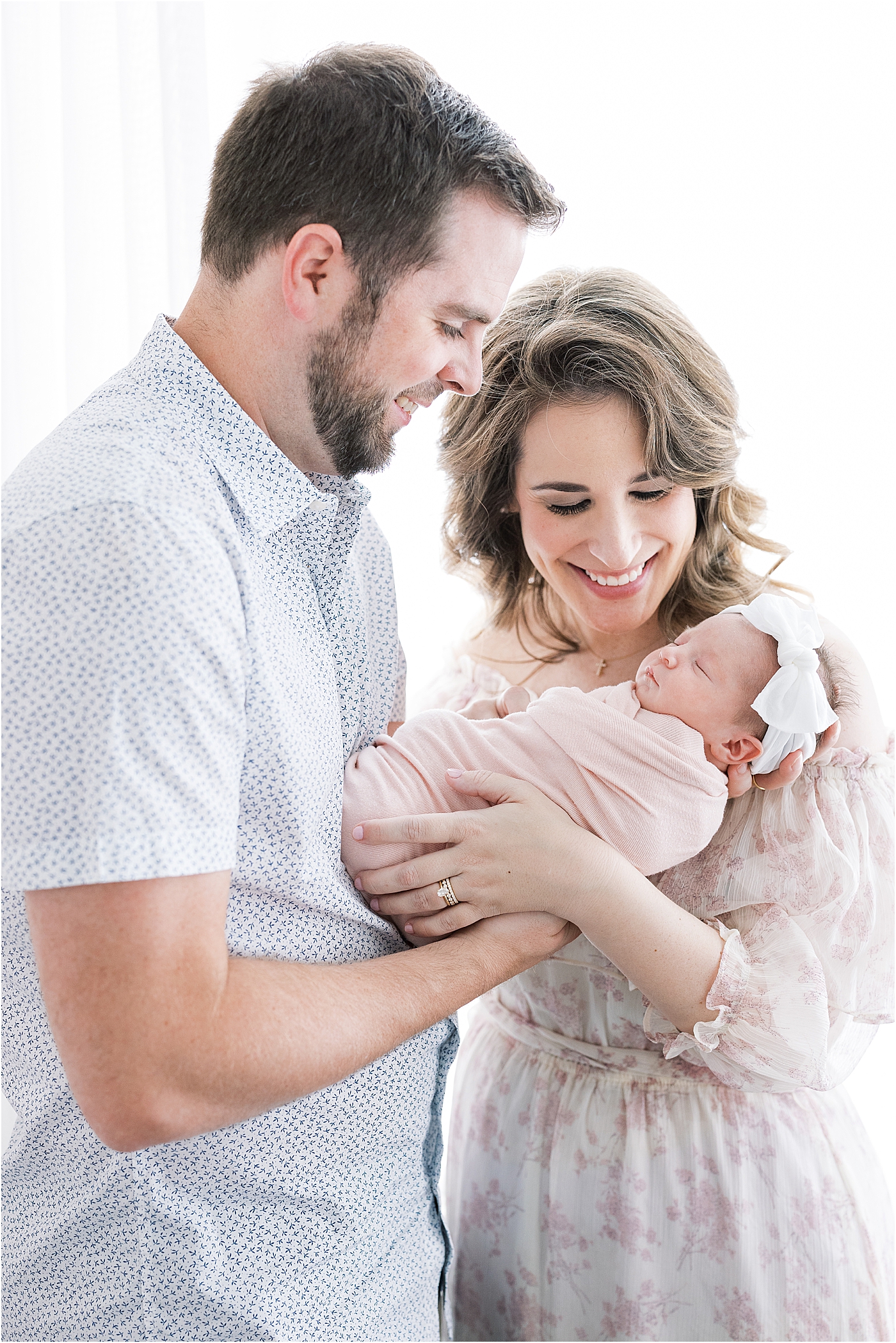 New parents holding their baby girl | Lindsay Konopa Photography