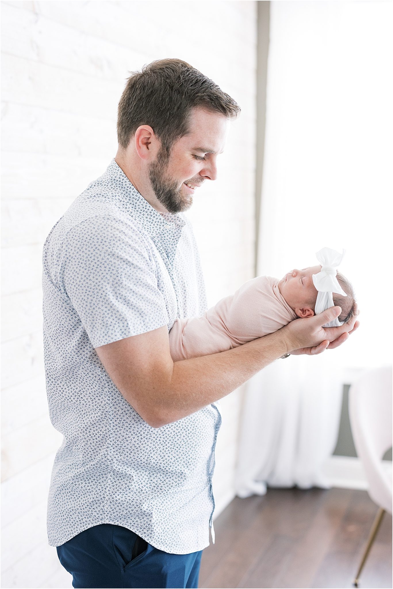 Dad holding baby girl. Photo by Westfield newborn photographer, Lindsay Konopa Photography.