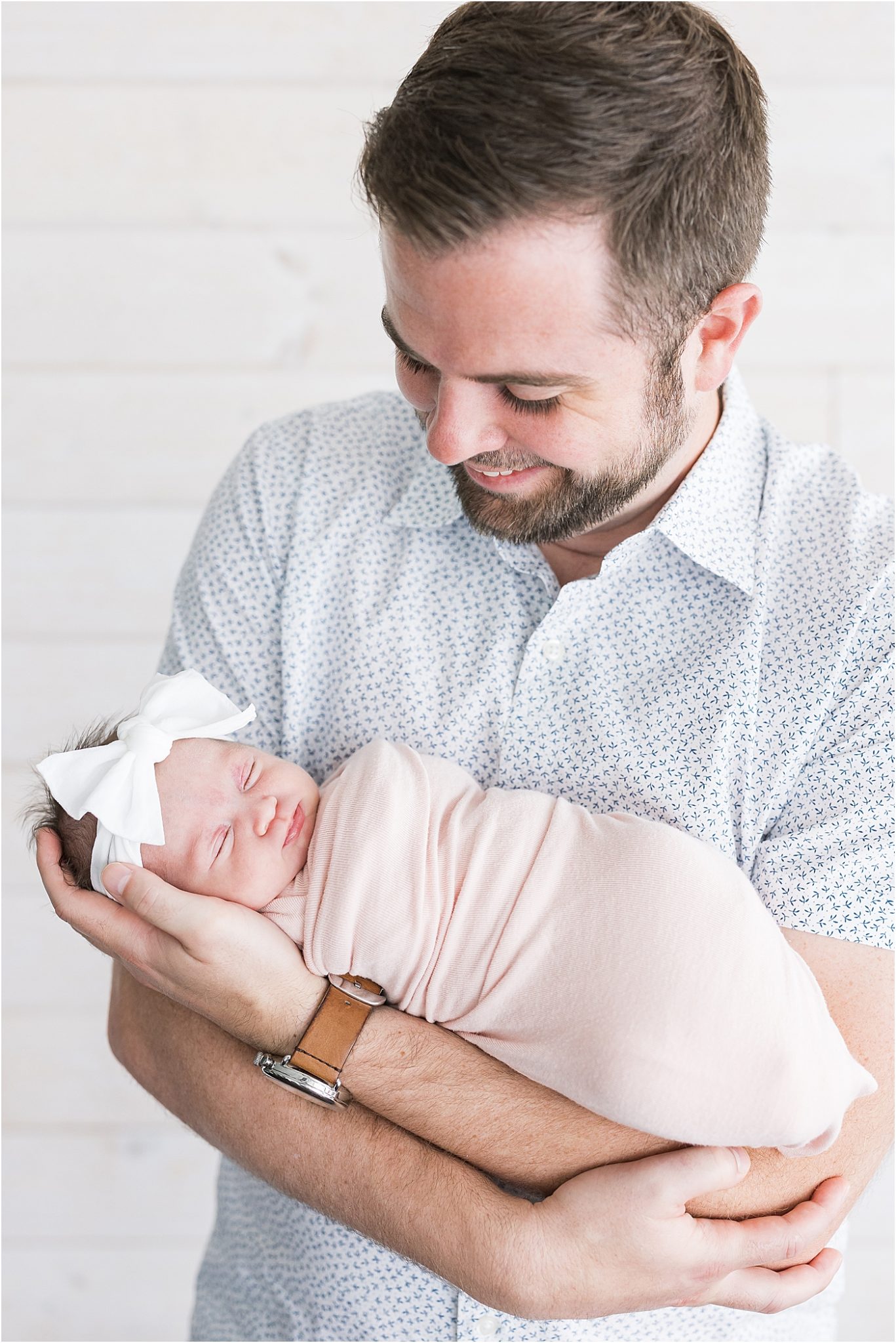 Dad holding baby girl. Photo by Westfield newborn photographer, Lindsay Konopa Photography.