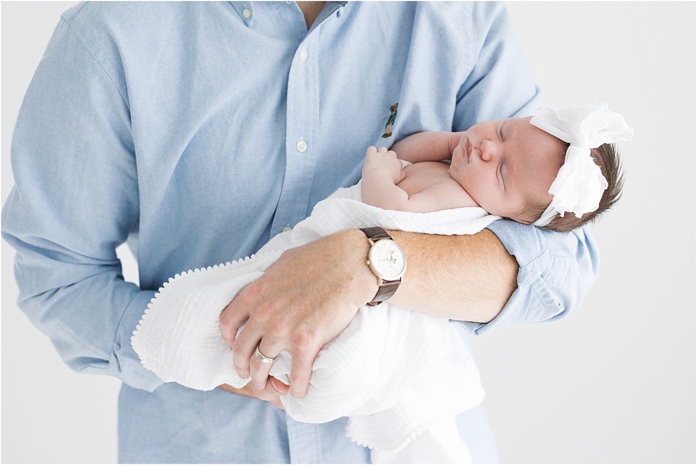 Dad and newborn baby girl | Lindsay Konopa Photograpahy