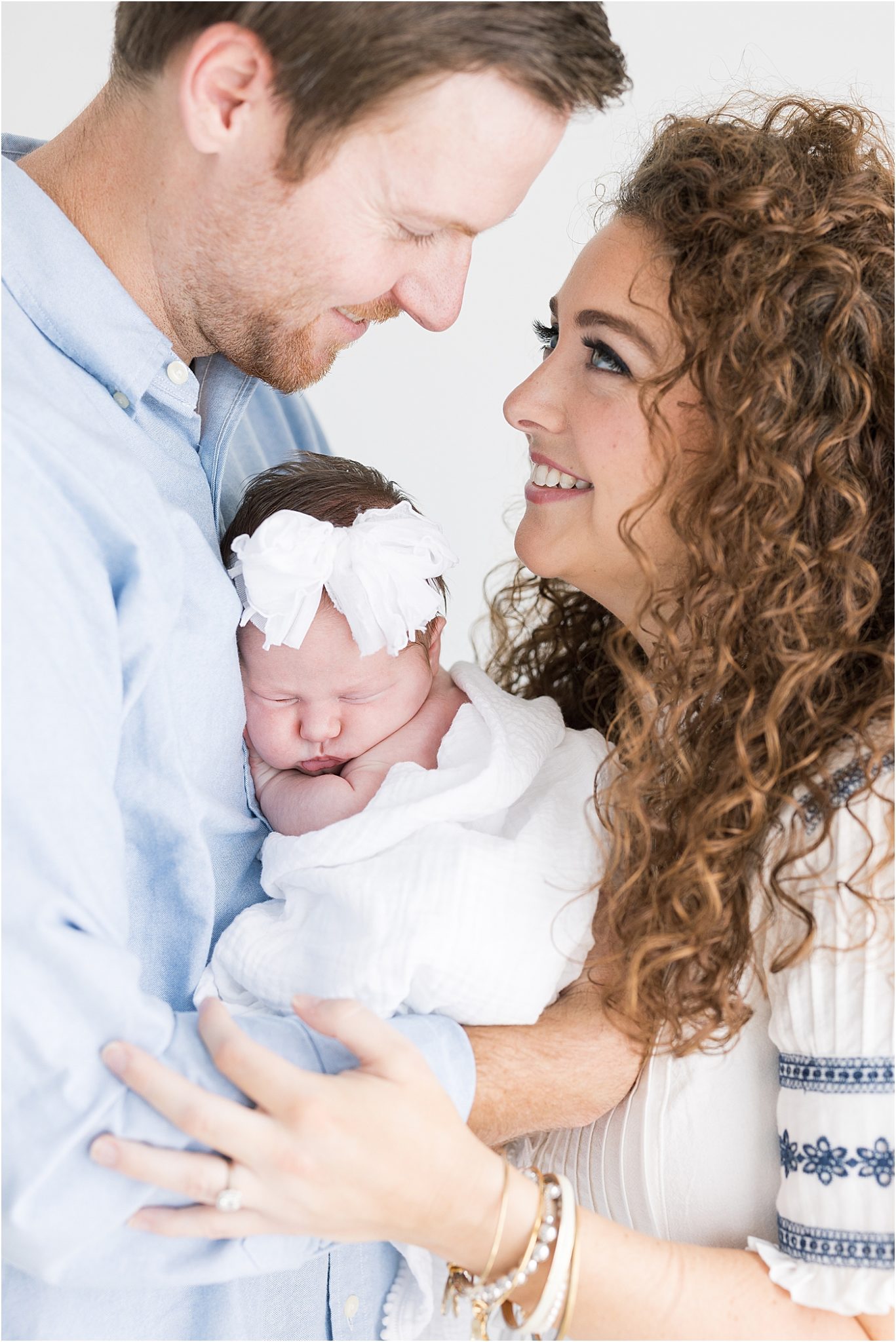 Parents with newborn daughter | Lindsay Konopa Photography