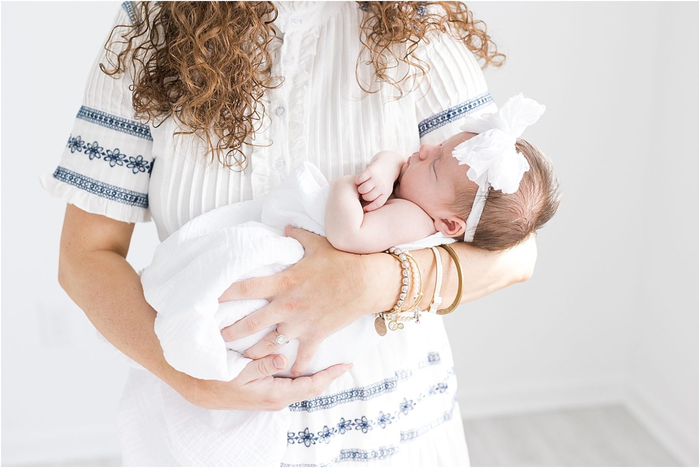 Mom holding daughter for newborn photos | Lindsay Konopa Photography