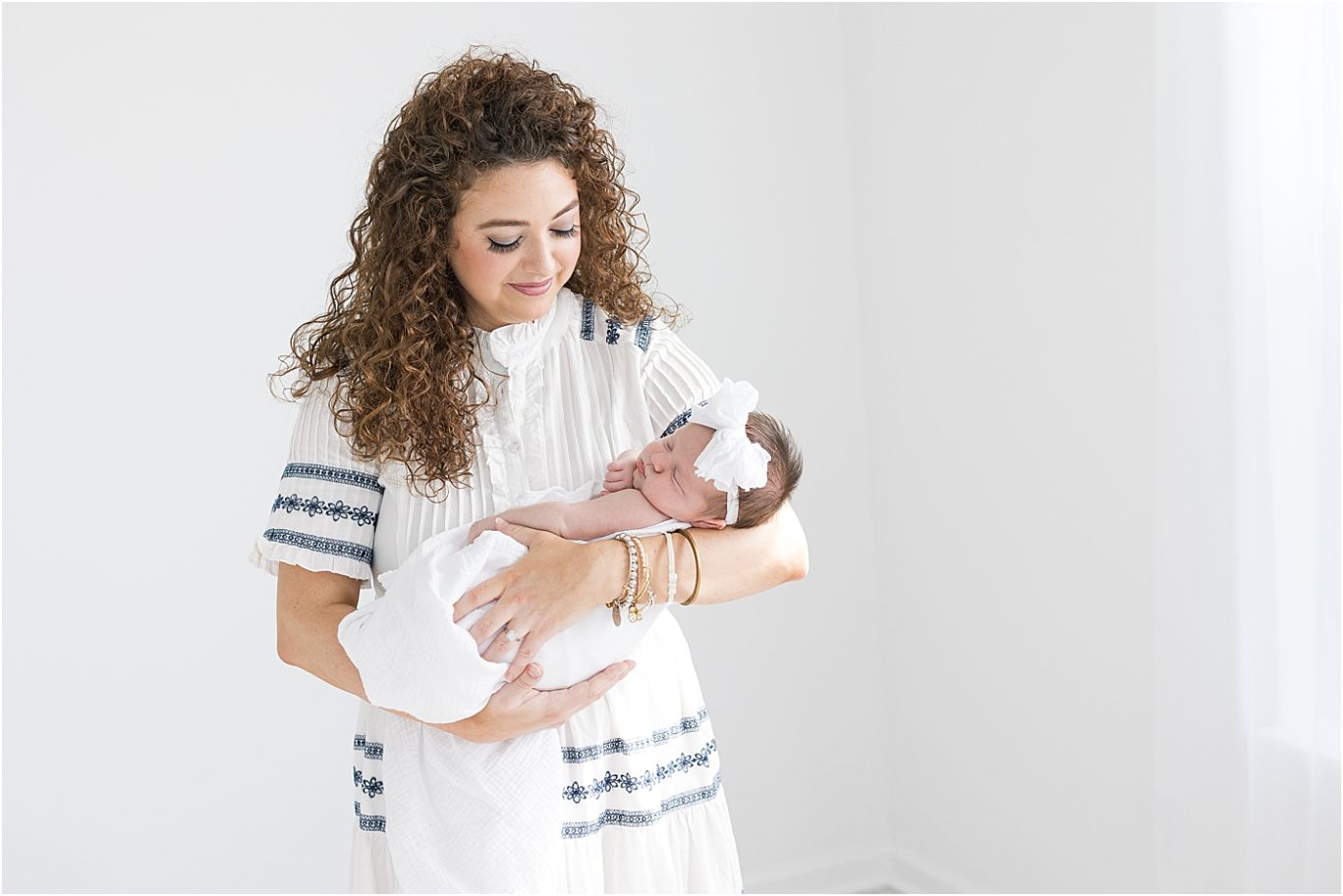 Mom holding daughter for newborn photos | Lindsay Konopa Photography