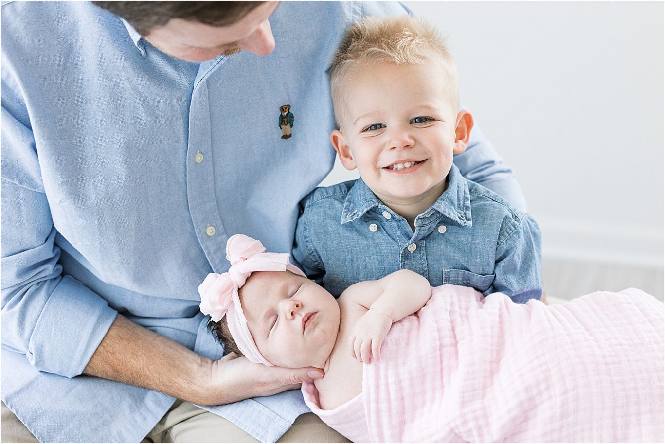 Dad, big brother and baby sister | Lindsay Konopa Photography