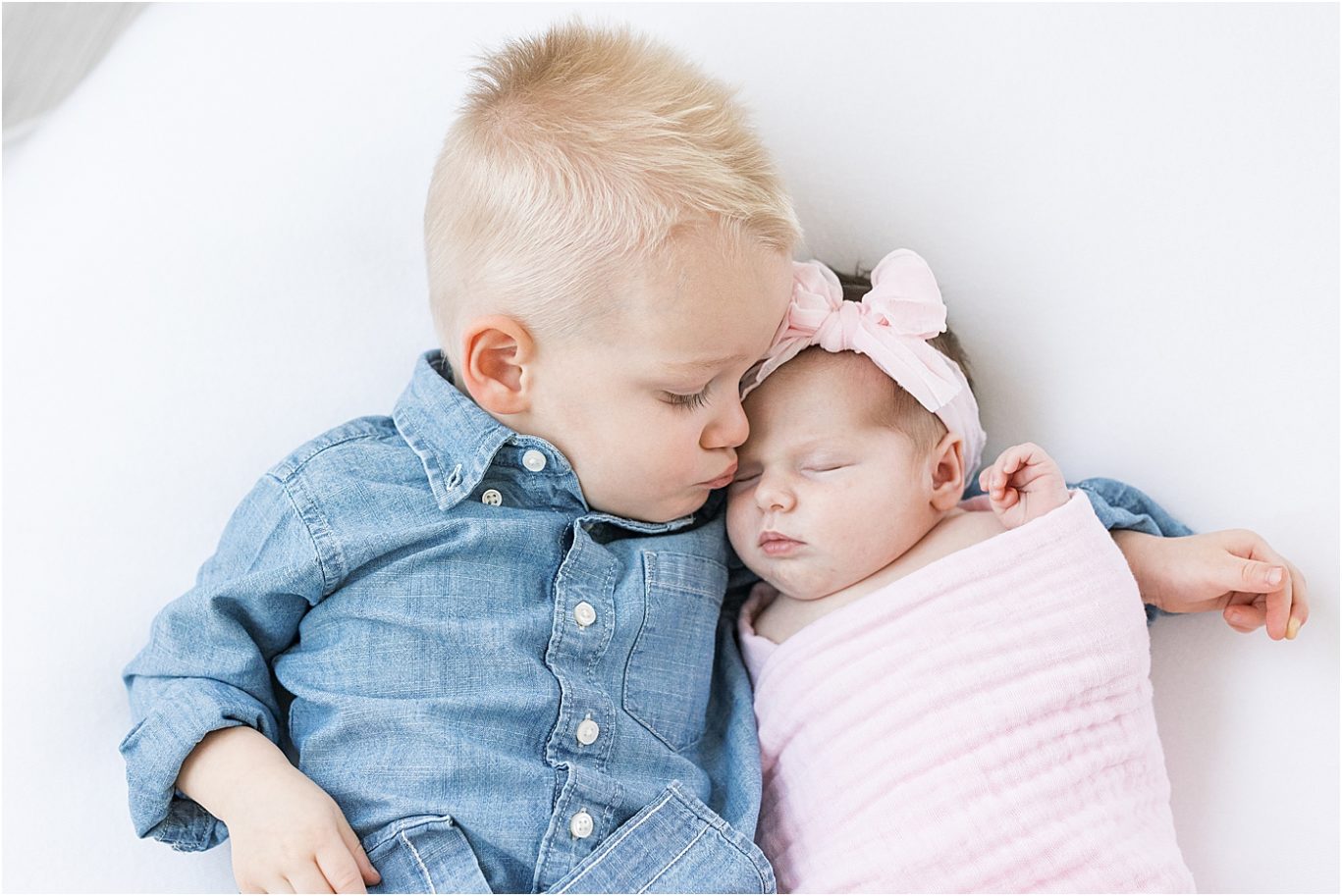 Sibling photo during baby girls newborn session | Lindsay Konopa Photography