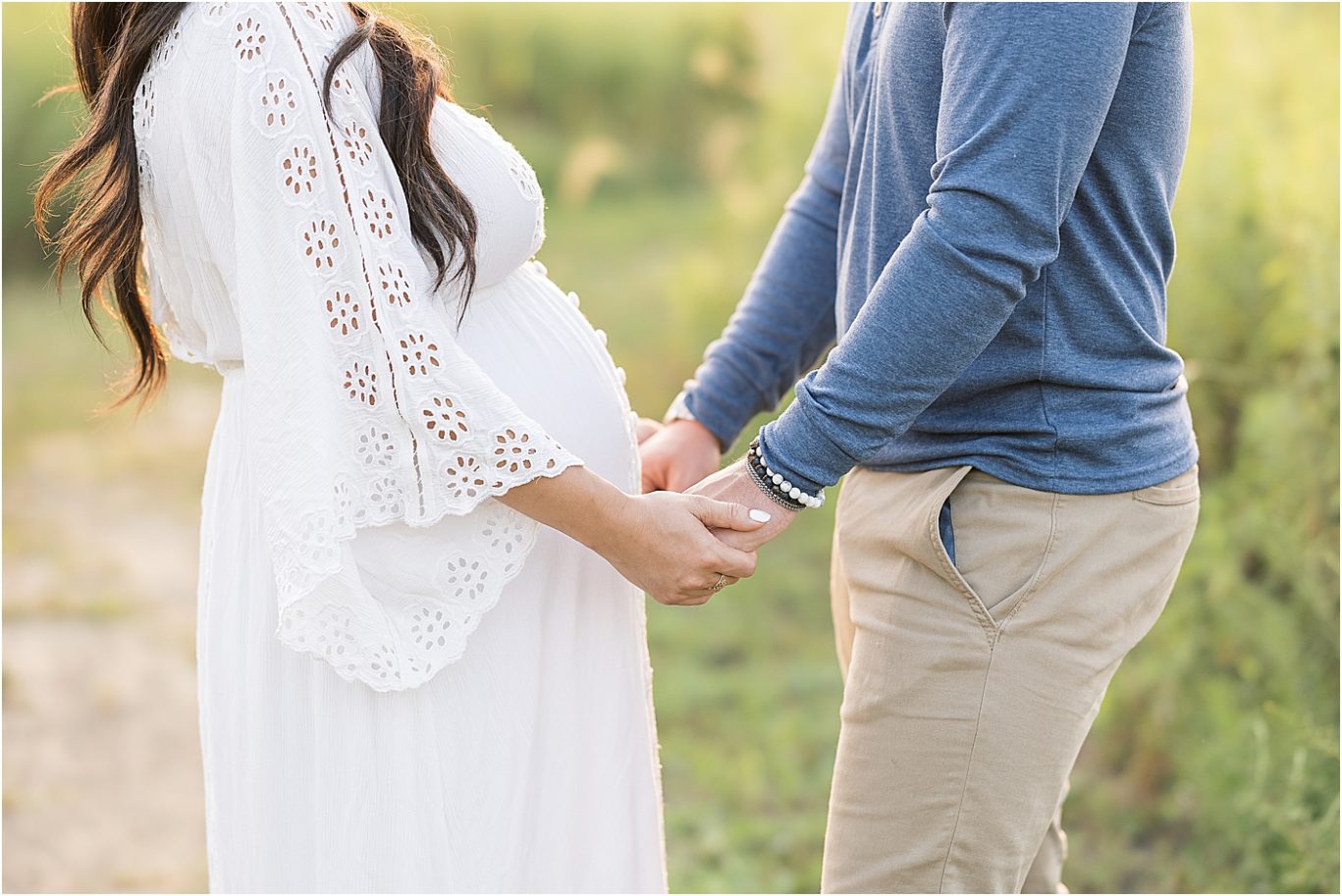 Outdoor maternity session | Photo by Lindsay Konopa Photography
