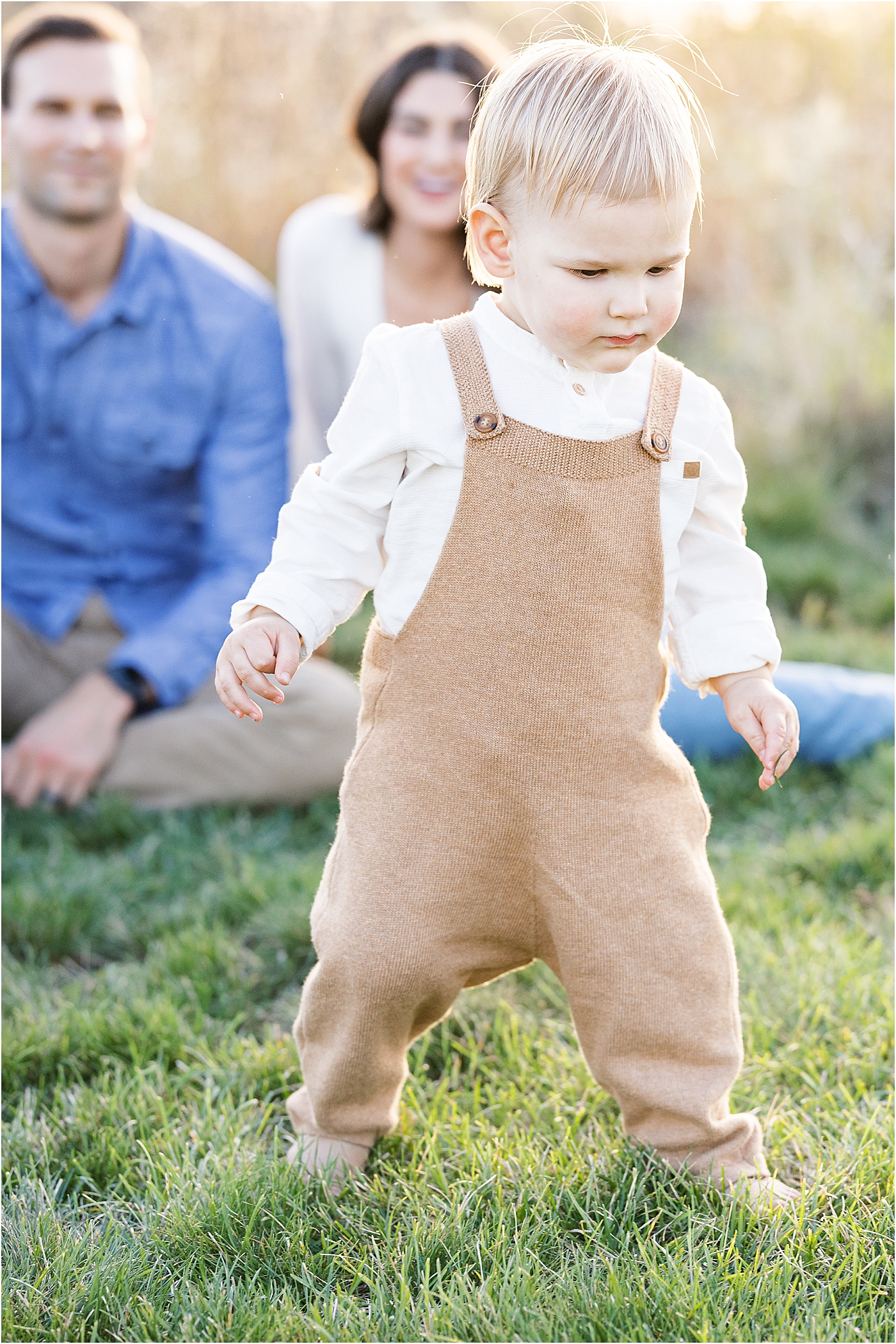 Toddler walking in front of parents | Lindsay Konopa Photography