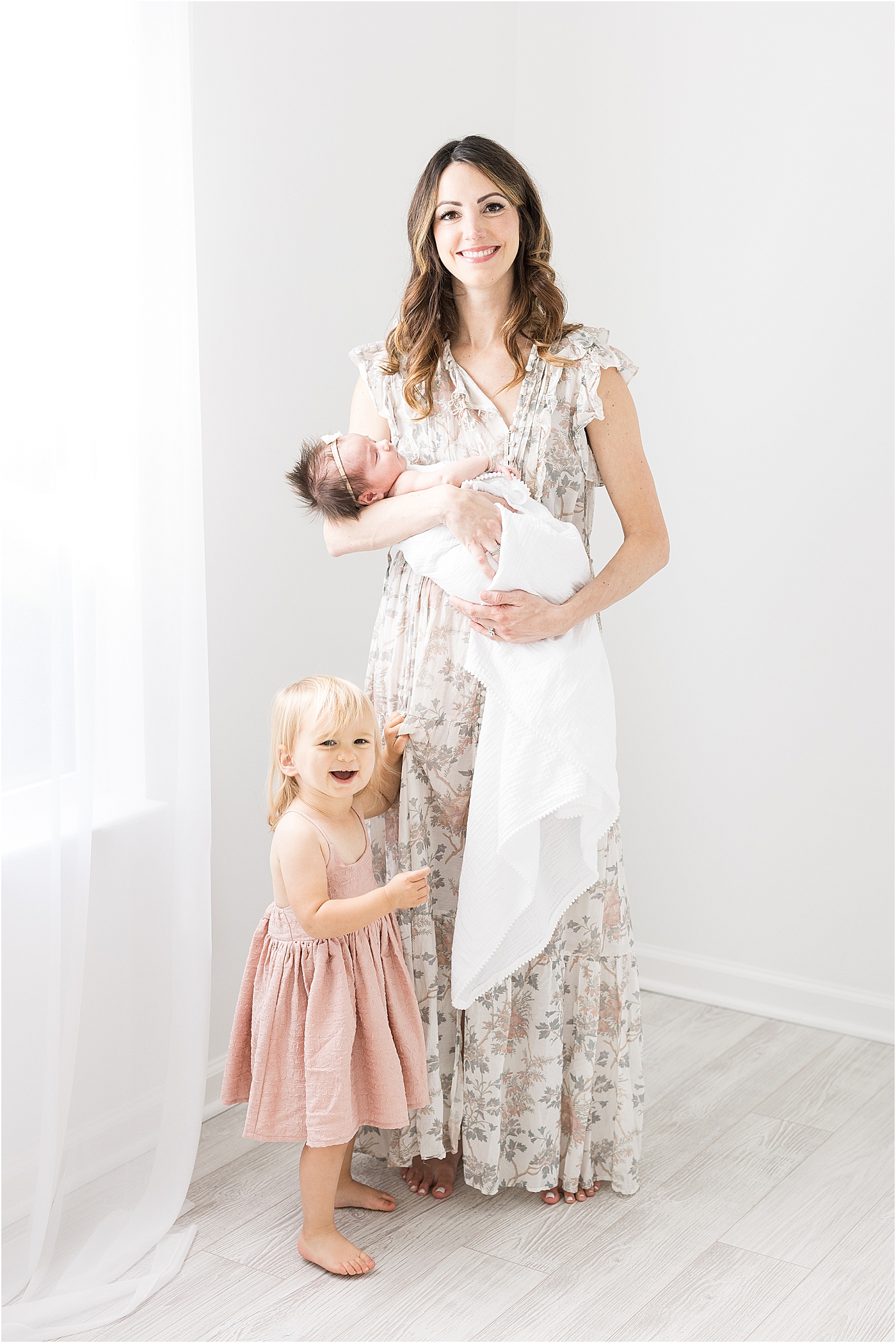 Mom with her toddler and newborn daughters | Lindsay Konopa Photography
