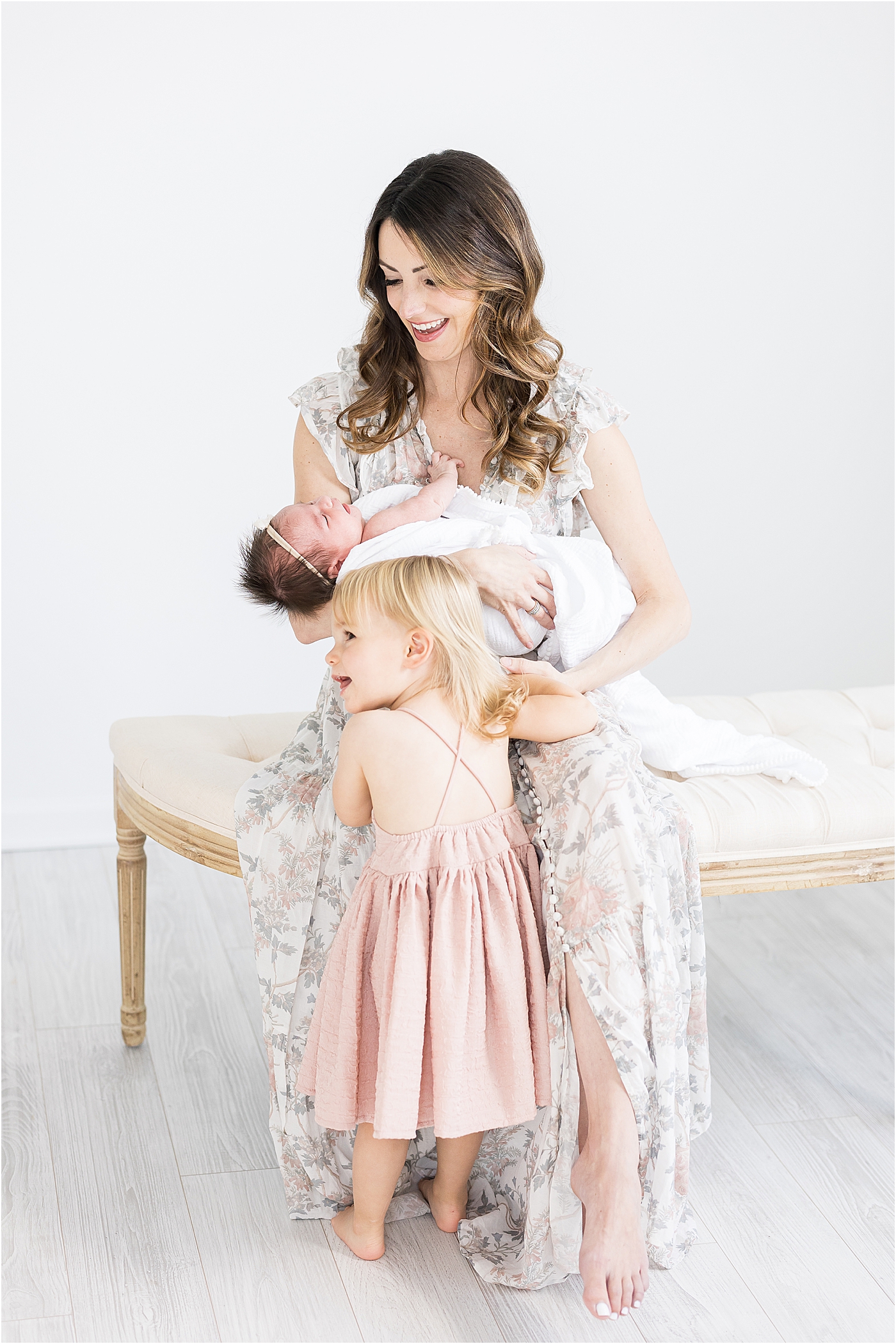 Mom with her toddler and newborn daughters | Lindsay Konopa Photography