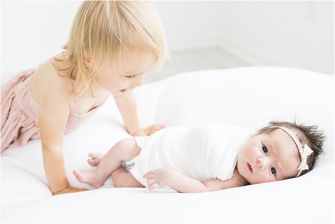 Sibling photos during newborn session | Lindsay Konopa Photography