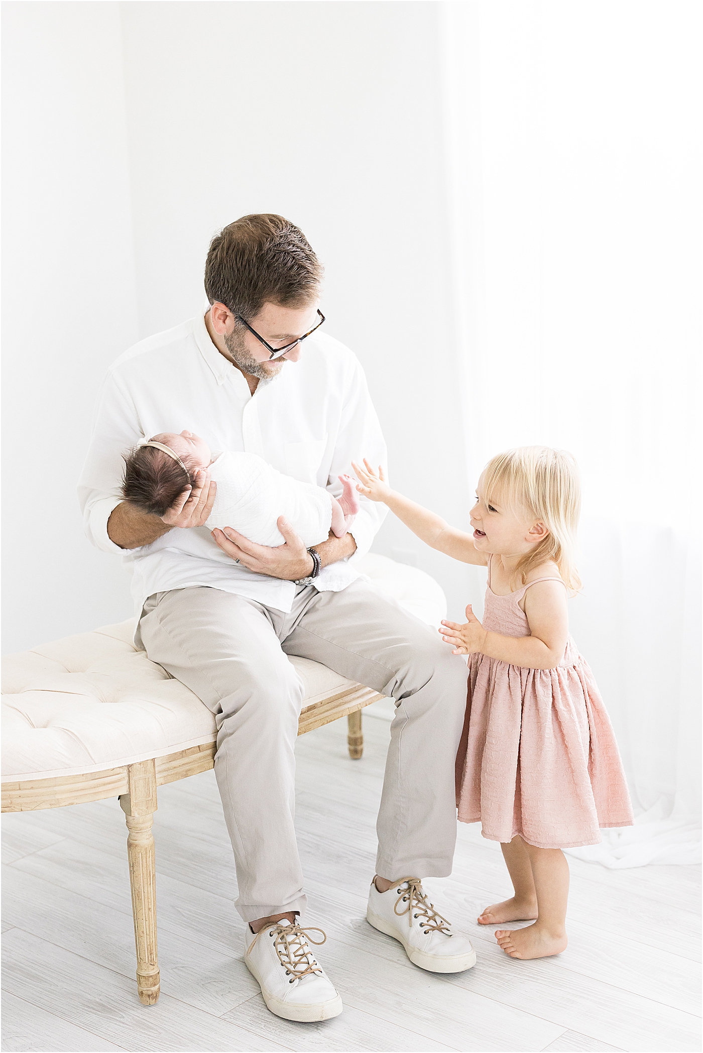 Dad with his two daughters | Lindsay Konopa Photography