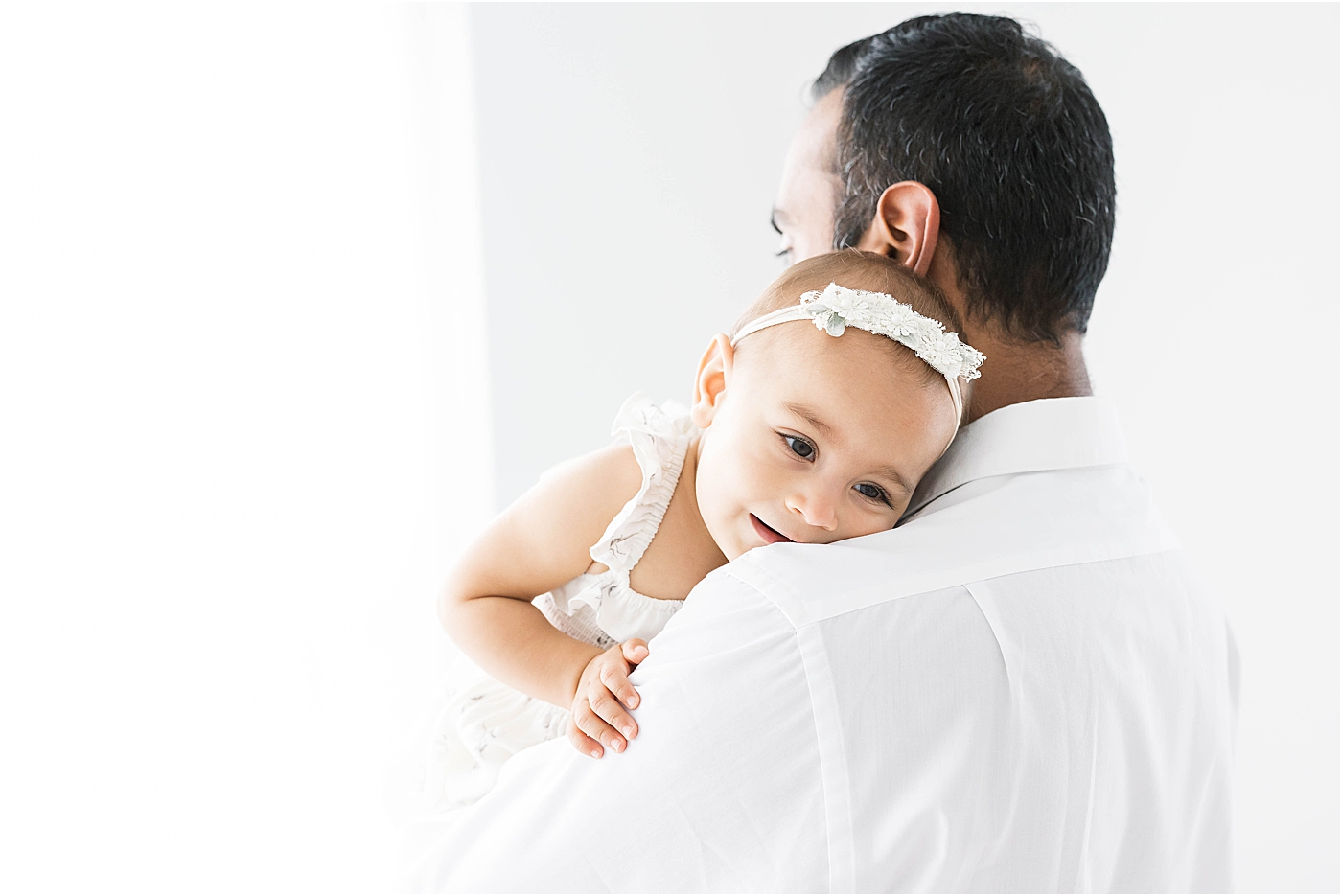 Father-daughter photos during first birthday session for baby girl | Lindsay Konopa Photography