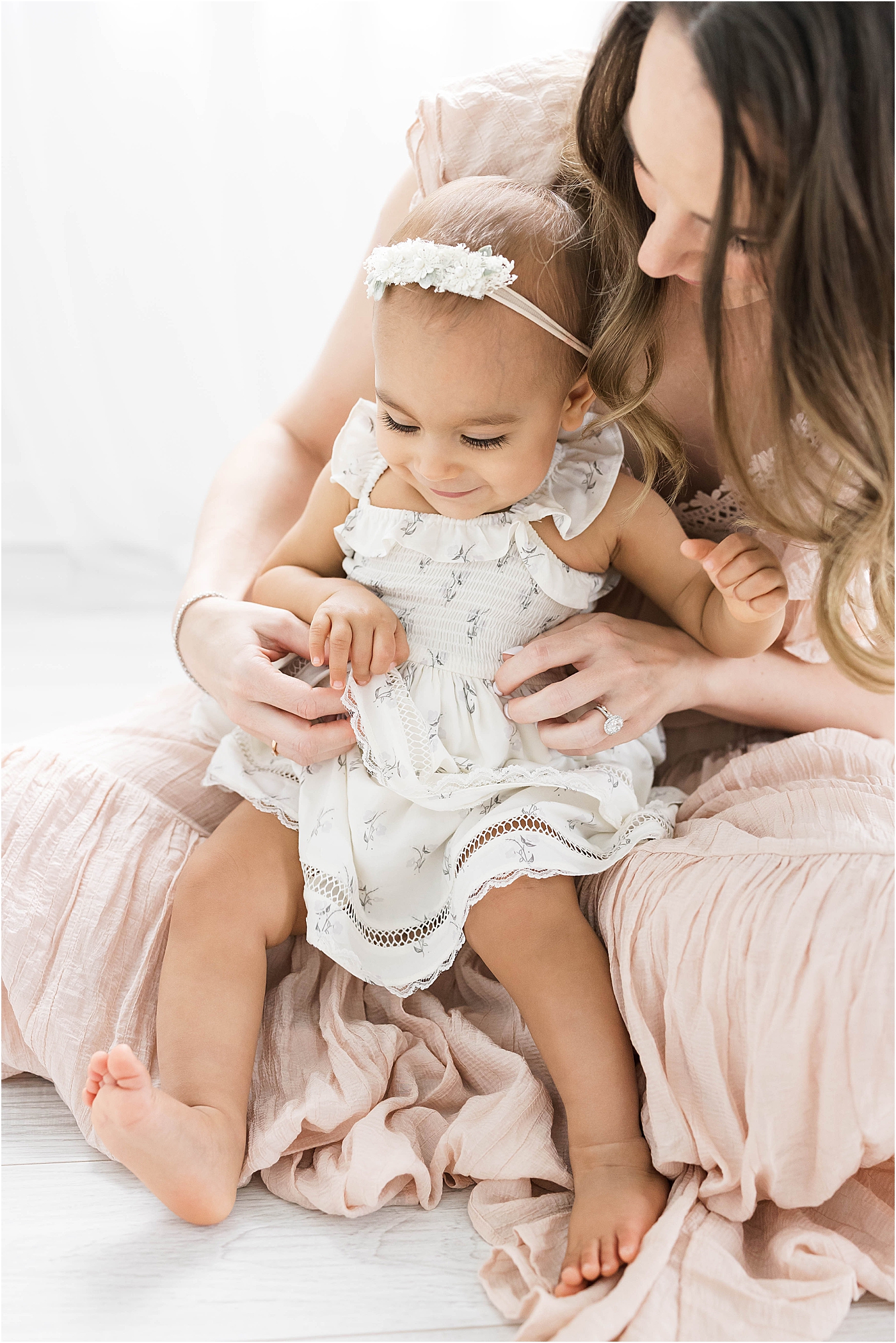 Mother-daughter photos during first birthday session | Lindsay Konopa Photography