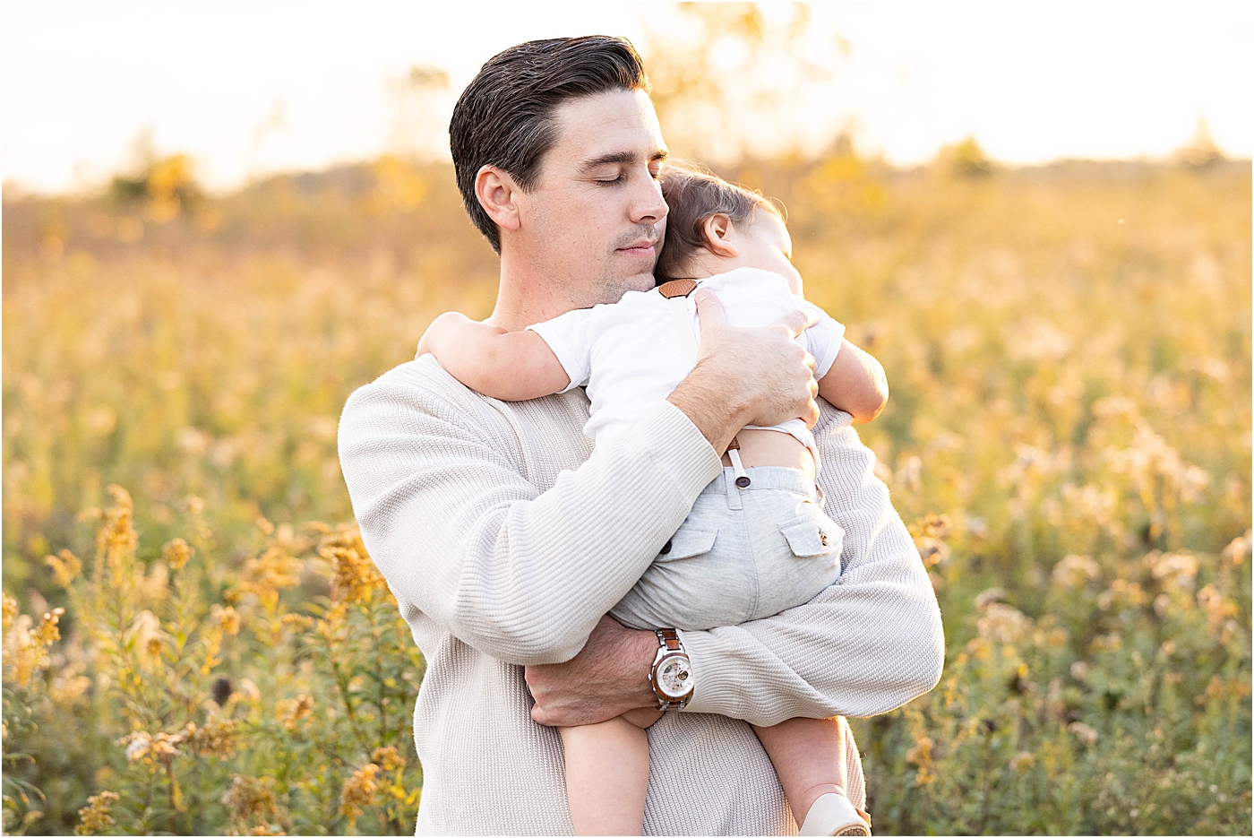 Dad hugging his one year old son | Lindsay Konopa Photography